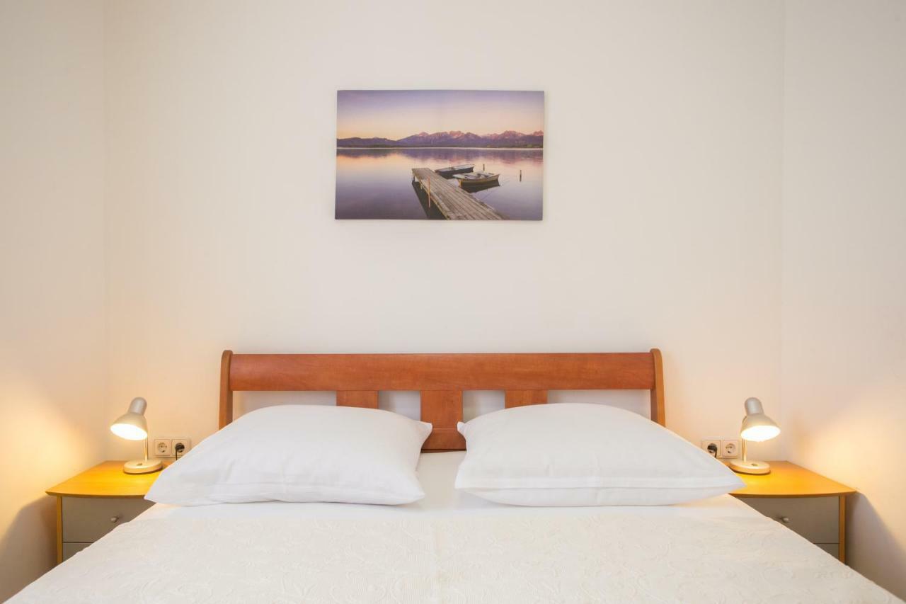 Apartment Smuljic Vrboska Bagian luar foto