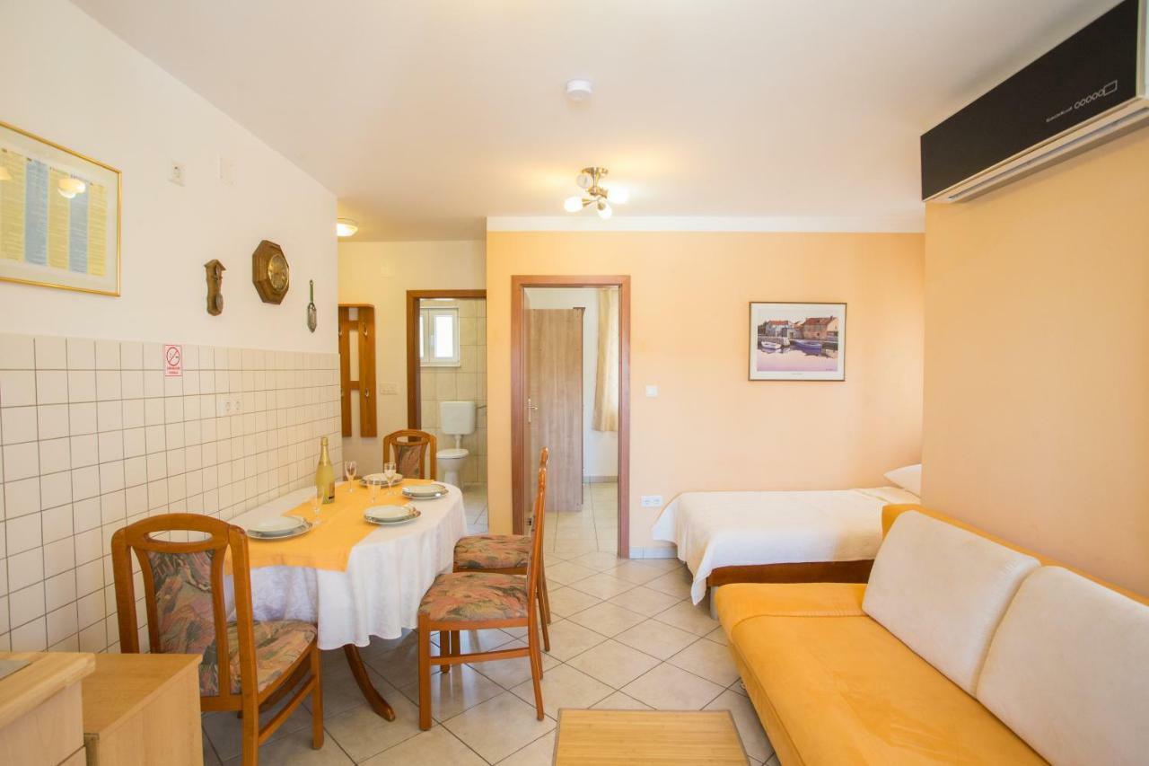 Apartment Smuljic Vrboska Bagian luar foto